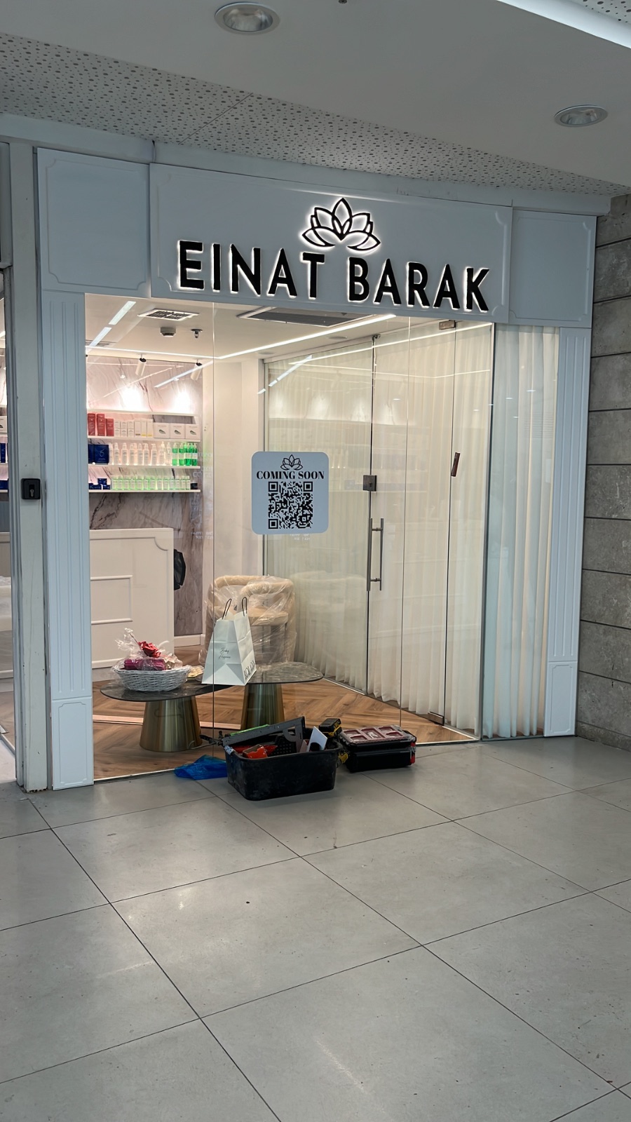 שילוט לוגו מואר בתאורת הילה בחזית חנות קוסמטיקה בקניון