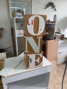 קוביות עץ בוק עם האותיות ONE בסטודיו הנגרות של vivo WOOD works