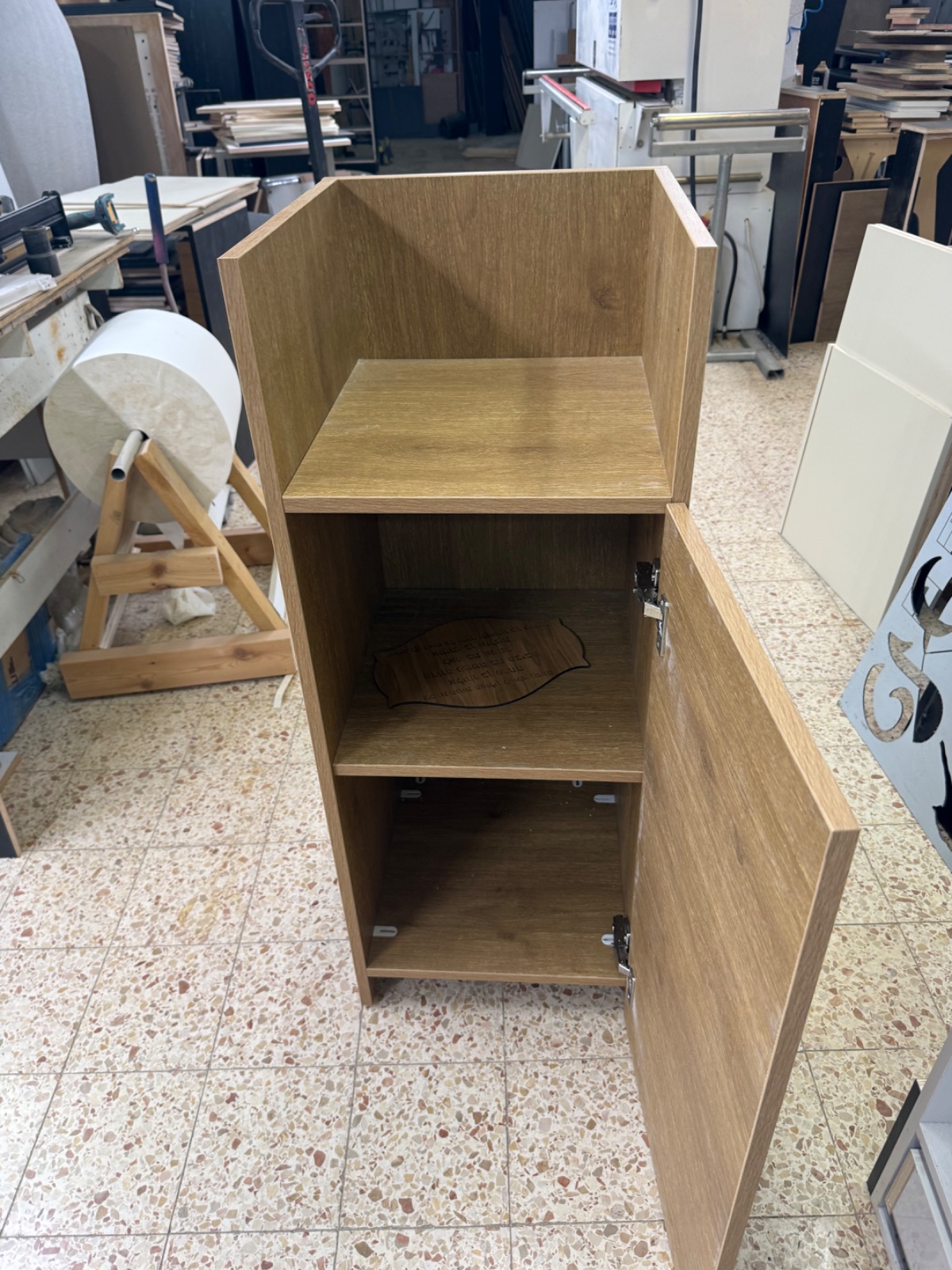 ארונית אחסון פנימית של עמדת התפילין עם מדפים