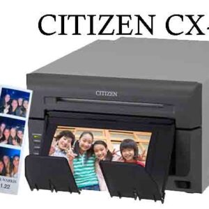 מדפסת סיטיזן CX-02 עם מגירת פלט פתוחה ודוגמאות הדפסות מגנטים לאירוע